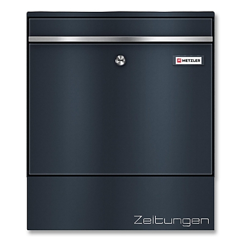 Dunkelgrauer Briefkasten mit silbernen Akzenten. Oben steht der Name METZLER. Unten steht 'Zeitungen'.