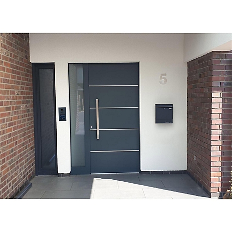 Moderne, dunkelgraue Eingangstür mit silbernen horizontalen Streifen, großem Griff und Glas daneben. Hausnummer 5 über Briefkasten.