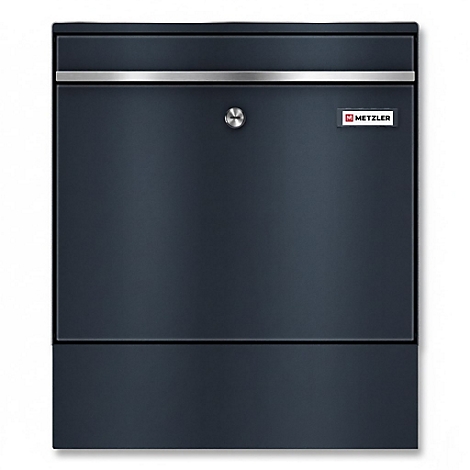 Dunkelgrauer Briefkasten mit silberner Leiste und Schloss. Kleines Metzler-Logo rechts.