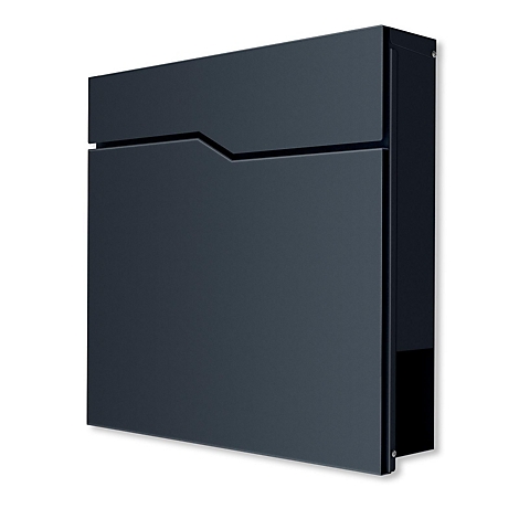 Dunkelgraue Wandbriefkasten mit abgeschrägter Oberkante. Die rechte Seite ist etwas dunkler.