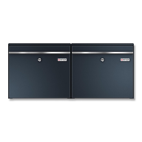 Twee grijze brievenbussen met zilveren sierlijsten en kleine logo's.