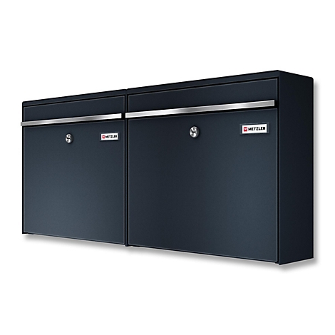 Twee zwarte brievenbussen, met metalen strip en slot, witte achtergrond.