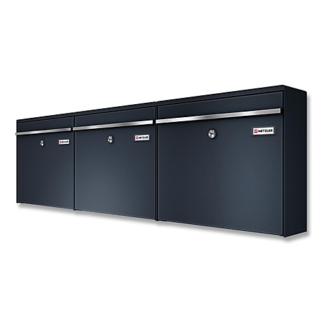 Donkergrijs brievenbussysteem met drie compartimenten, zilveren accenten en slot. Sticker "METTLER".