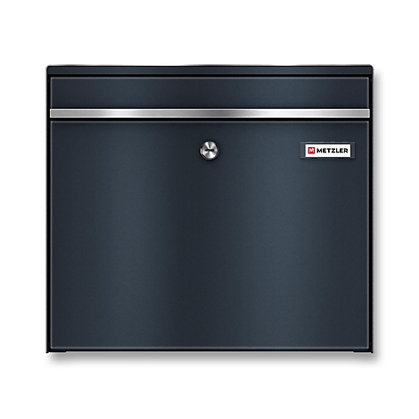 Donkergrijze brievenbus met zilveren streep. Slot en "METZLER" logo.