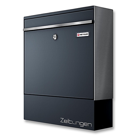Donkergrijze brievenbus met de inscriptie "Zeitungen". Een metalen strip bovenaan, een zilverkleurige hoek rechts. Klein rood Metzler-logo.