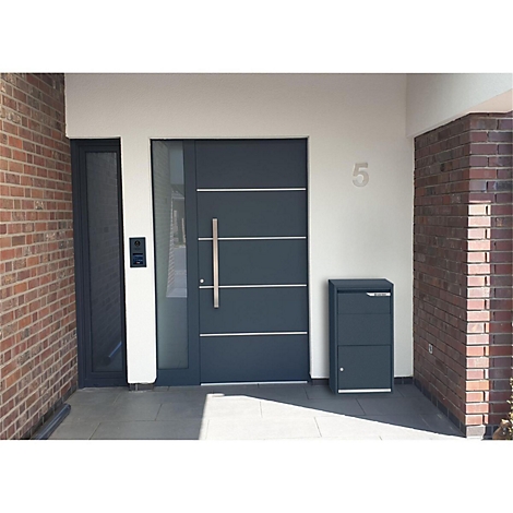 Dunkelgraue Haustür mit Glasseitenteil. Daneben grauer Briefkasten. Hausnummer 5.