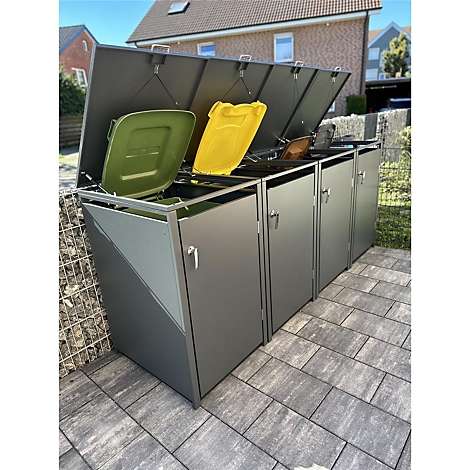 Grijze vuilnisbak met open deksels, groen, geel. Staat op stenen platen, huis op de achtergrond.