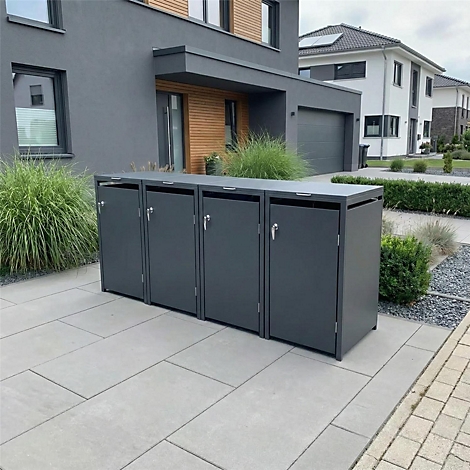 Grijze vuilnisbakkenbox voor een modern huis. Zijpad met huisnummer.