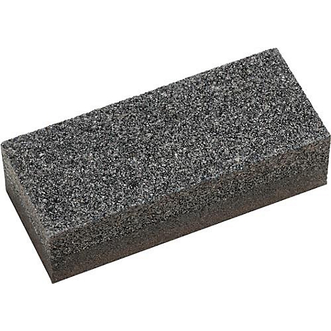 Pierre à aiguiser rectangulaire grise avec une surface rugueuse.