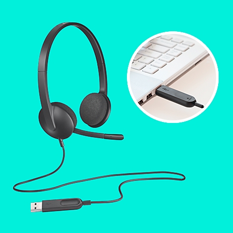 Casque noir avec microphone et connecteur USB, connecté à un ordinateur portable.