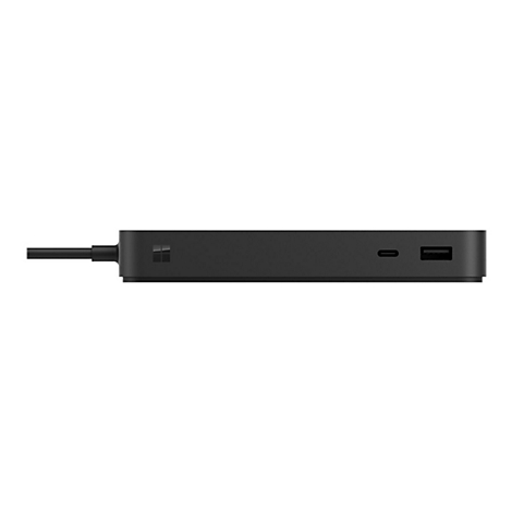 Dunkle Dockingstation, seitliche Ansicht. Ein Stromkabel fÃ¼hrt nach links. USB-C und USB-A Ports sind erkennbar.