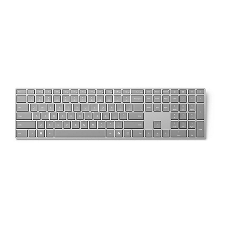 Silberfarbene, flache QWERTZ-Tastatur mit integriertem Ziffernblock auf weißem Hintergrund.
