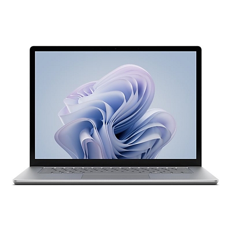 Ein silberner Laptop, geÃ¶ffnet mit einem abstrakten, blÃ¤ulich-lilafarbenen Hintergrund.