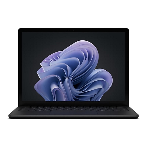 Ein schwarzes Laptop vor weißem Hintergrund, Display zeigt lila-blauen Hintergrund mit Microsoft-Logo.