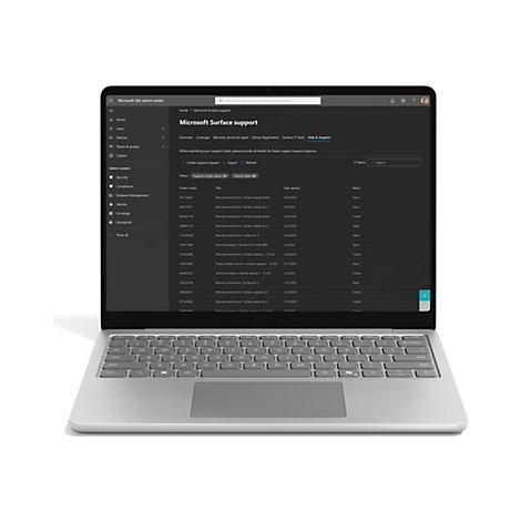 Ein Laptop mit geöffnetem Bildschirm, der die Microsoft 365 Admin Center-Oberfläche zeigt. Der Bildschirm zeigt eine Tabelle mit Support-Tickets für Microsoft Surface-Geräte.