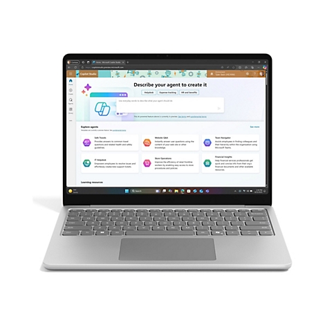 Ein Laptop mit einer geöffneten Webseite mit dem Microsoft Copilot Studio. Auf dem Bildschirm sind mehrere Optionen und Texte zu sehen.