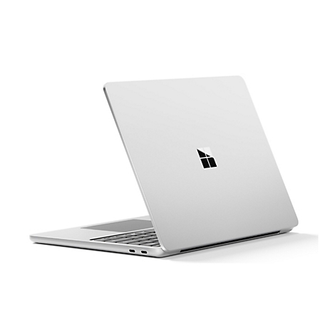 Ein silberner Laptop steht schräg, mit geöffnetem Deckel und dem Windows-Logo.