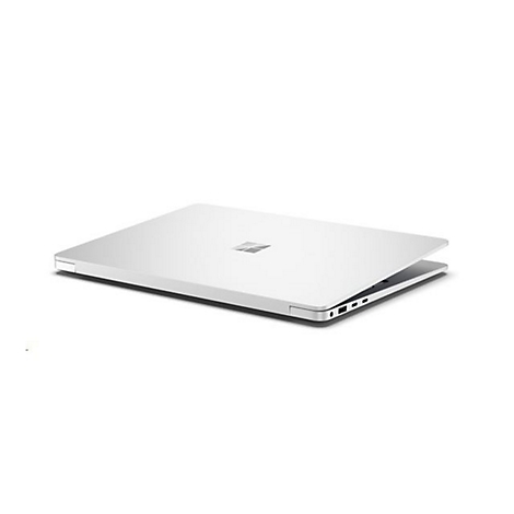 Hellgraues, halb geÃ¶ffnetes Laptop auf weiÃŸem Hintergrund. Oberseite mit Microsoft Logo. Die rechte Seite zeigt AnschlÃ¼sse.