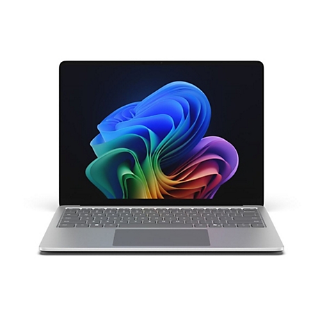 Silberner Laptop, Display mit bunten, geschwungenen Formen. Tastatur und Touchpad sichtbar.
