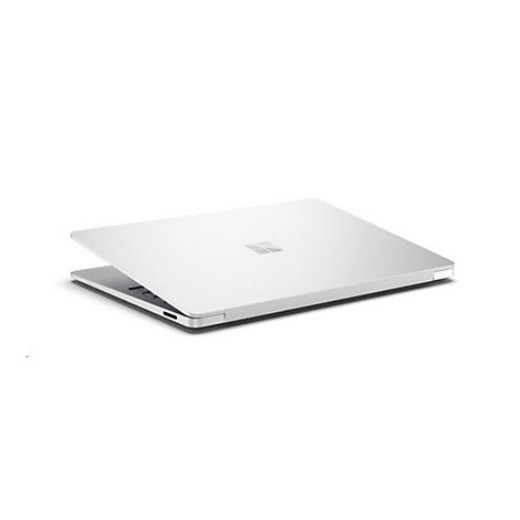 Ein geÃ¶ffnetes, silberfarbenes Laptop auf weiÃŸem Grund. Das Microsoft-Logo ist sichtbar.