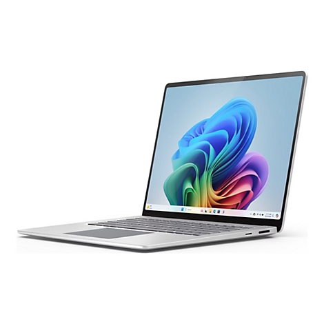 Silbernes Laptop, geöffnet. Auf dem Bildschirm ist ein farbenfrohes, abstraktes Design zu sehen. Tastatur und Trackpad sind ebenfalls sichtbar.