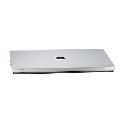 Geschlossenes silbernes Laptop mit dem Microsoft-Logo auf weiÃŸem Hintergrund.
