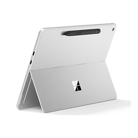 Silbernes Tablet mit schwarzem Stift, offener Winkel, Microsoft-Logo.