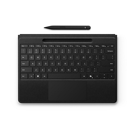 Schwarze Surface-Tastatur mit integriertem Stiftfach und dazugehörigem Eingabestift vor weißem Hintergrund.