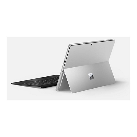 Silbernes Tablet mit schwarzer Tastatur, angelehnt. Bildschirm zeigt das Microsoft-Logo.