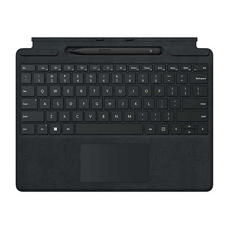 Schwarzes Surface Pro Keyboard mit integriertem Stift in der oberen Ablage auf weißem Hintergrund.