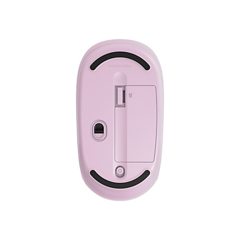 Der Boden einer rosa kabellosen Maus. Zu sehen sind: eine Batteriefachabdeckung, der Ein-/Ausschalter, ein Sensor und ein Aufkleber mit der Aufschrift: MADE IN CHINA.