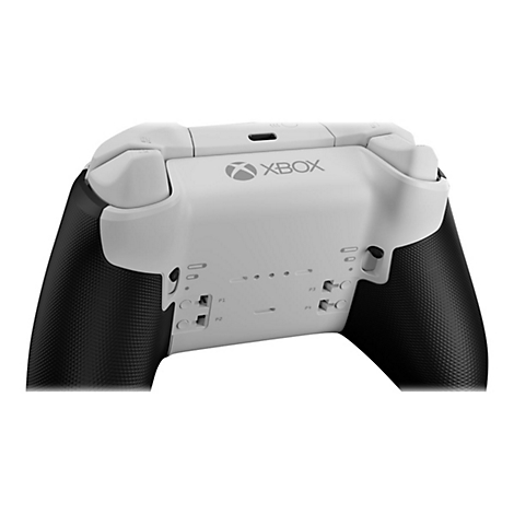 Une manette Xbox blanche sur fond blanc. La manette montre le dos avec des poignées et des boutons noirs.