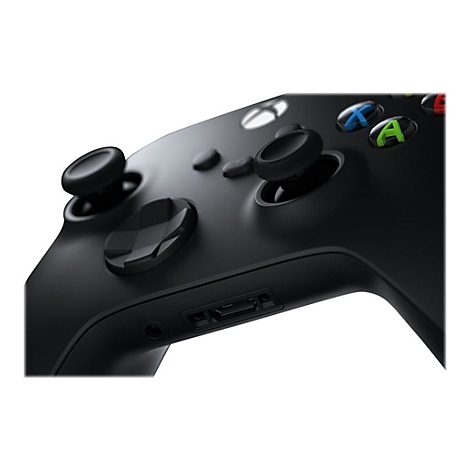 Nahaufnahme eines schwarzen Xbox-Controllers mit farbigen Knöpfen und Joysticks. Details sind deutlich sichtbar.