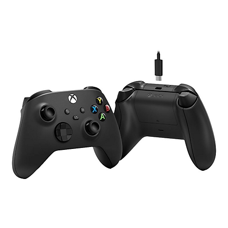 Une manette Xbox noire montrée de face et de dos, avec un câble USB-C connecté.
