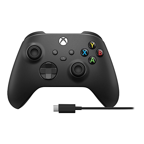 Schwarzer Xbox-Controller mit USB-C-Kabel. Auf der Oberseite befinden sich Tasten, das D-Pad und das Xbox-Logo.
