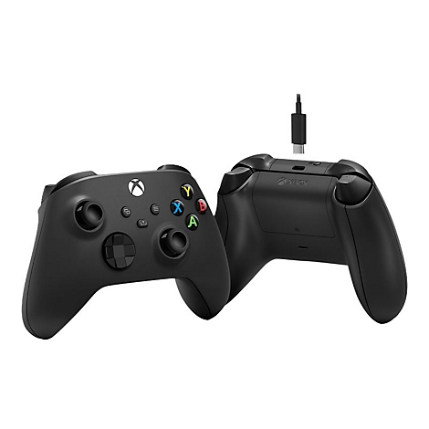 Zwei schwarze Xbox-Controller, einer mit USB-C-Kabel. Auf einem sind farbige Knöpfe und das Xbox-Logo.