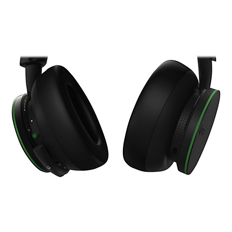Deux casques de gaming noirs avec des accents verts, en gros plan. Détails : oreillettes, serre-tête.