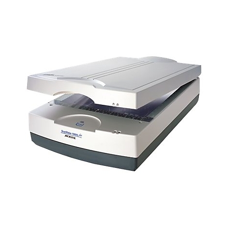 Ein weiß-grauer Scanner mit angehobener Deckel, Herstellerlogo und Modellbezeichnung.