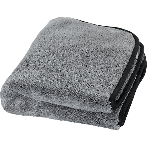 Een grijs, zacht handdoek, opgevouwen. De rand is zwart omrand.