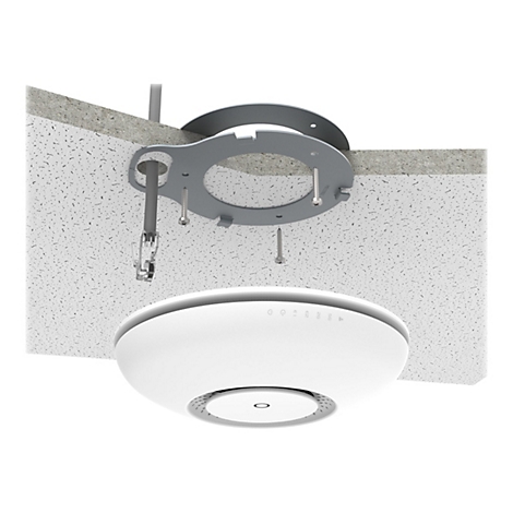 Ein weißer, runder Access Point wird mit einer Metallhalterung an einer Decke montiert.