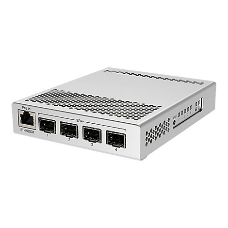 Silberner Netzwerk-Switch mit einem PoE-Eingang und vier SFP-Plus-Anschlüssen vor weißem Hintergrund.