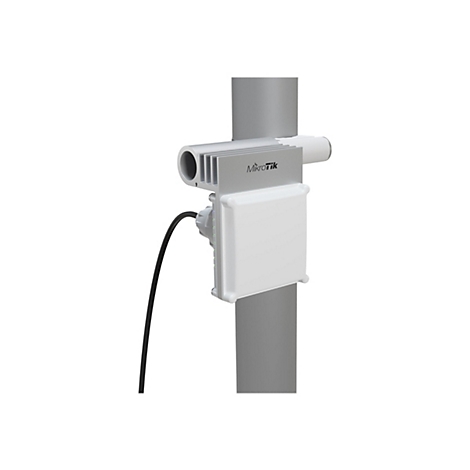 MikroTik-Funkantenne an einem grauen Mast montiert mit weißem quadratischem Gehäuse und schwarzem Kabel.