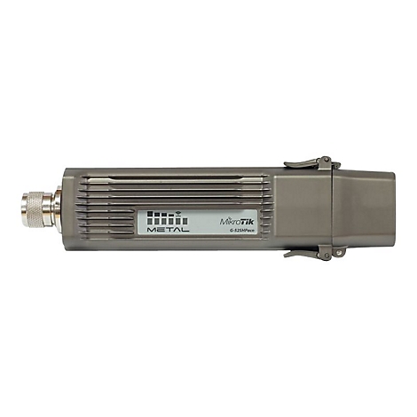 Metallenes, zylindrisches MikroTik Router Gehäuse mit Antennenanschluss und Typenschild auf weißem Hintergrund.