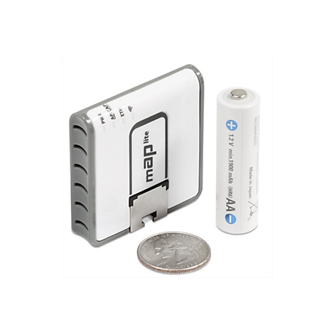 Ein weiÃŸes GerÃ¤t, eine AA-Batterie und eine MÃ¼nze. Auf dem GerÃ¤t steht map lite.