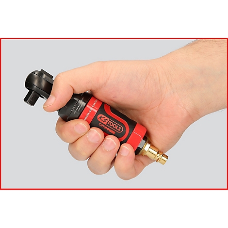 Une main tenant une clé à cliquet pneumatique rouge et noire de la marque KS TOOLS. La clé est en partie cachée dans la main.