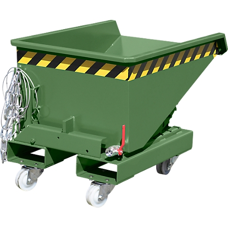 Bac basculant vert avec bandes d'avertissement jaunes et noires, roues, chaîne et robinet de vidange. Sur fond blanc.