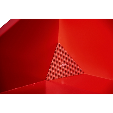 Récipient métallique rouge, coin avec plaque perforée triangulaire et rivet