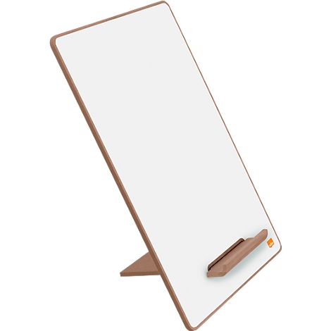 Un tableau blanc incliné avec un cadre marron et un porte-stylo. Il est debout grâce à un pied en bois.