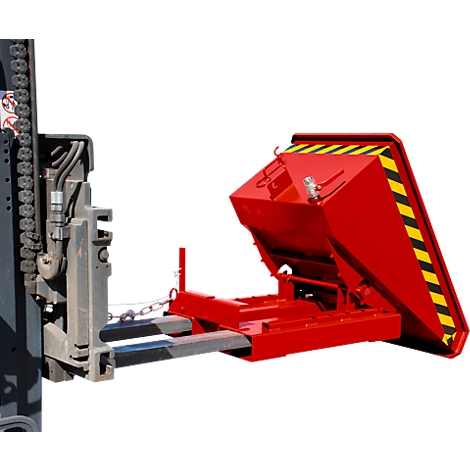 Un volquete rojo, acoplado a una carretilla elevadora. El contenedor es adecuado para el transporte de materiales.