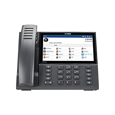 Schwarzes Mitel-IP-Telefon mit Touchscreen-Display, Ziffernblock und Hörer vor weißem Hintergrund.